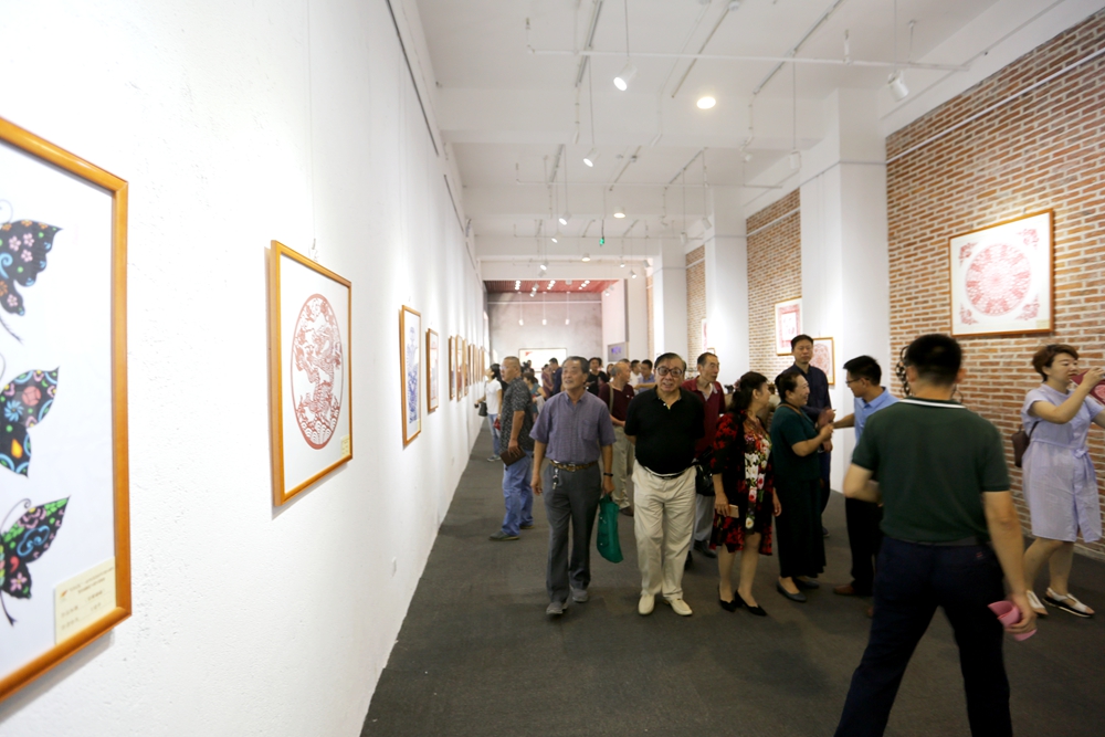 “紅色記憶”剪紙展亮相星工坊·中國工業(yè)藝術館 “紅色記憶”剪紙展亮相星工坊·中國工業(yè)藝術館