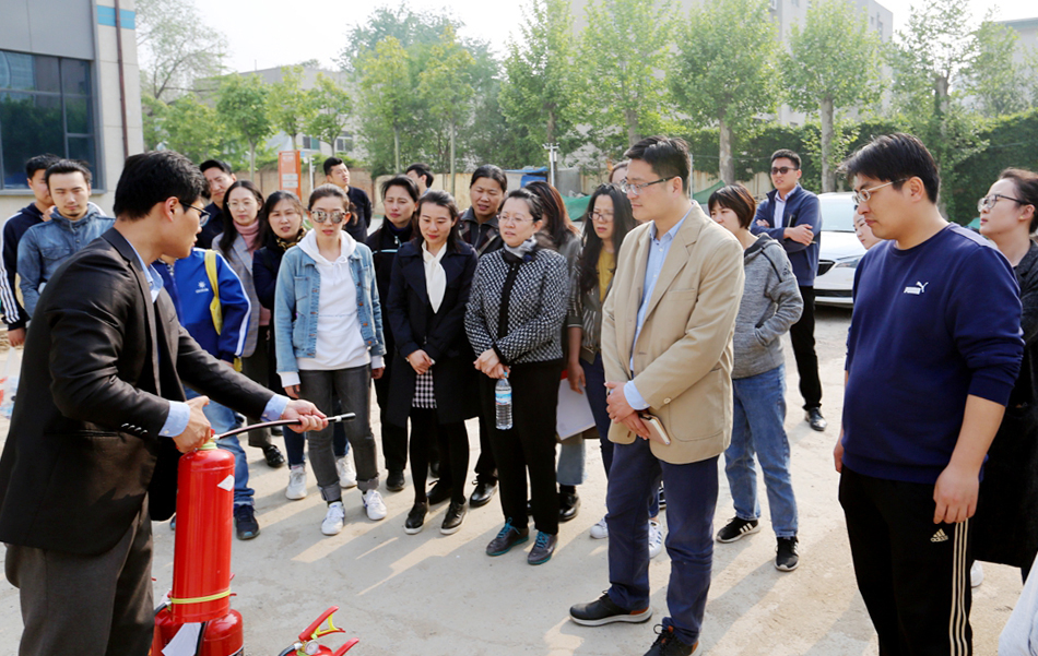 集團(tuán)工會組織消防知識培訓(xùn)和逃生安全演練活動 集團(tuán)工會組織消防知識培訓(xùn)和逃生安全演練活動
