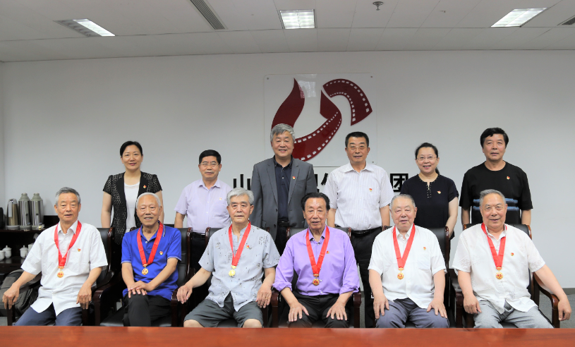 山影集團為老黨員頒發(fā)“光榮在黨50年”紀(jì)念章